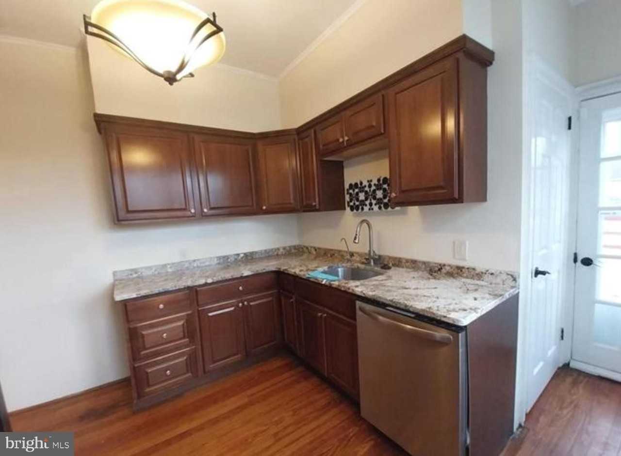 1085 Highland Ave - Photo 2 of 9