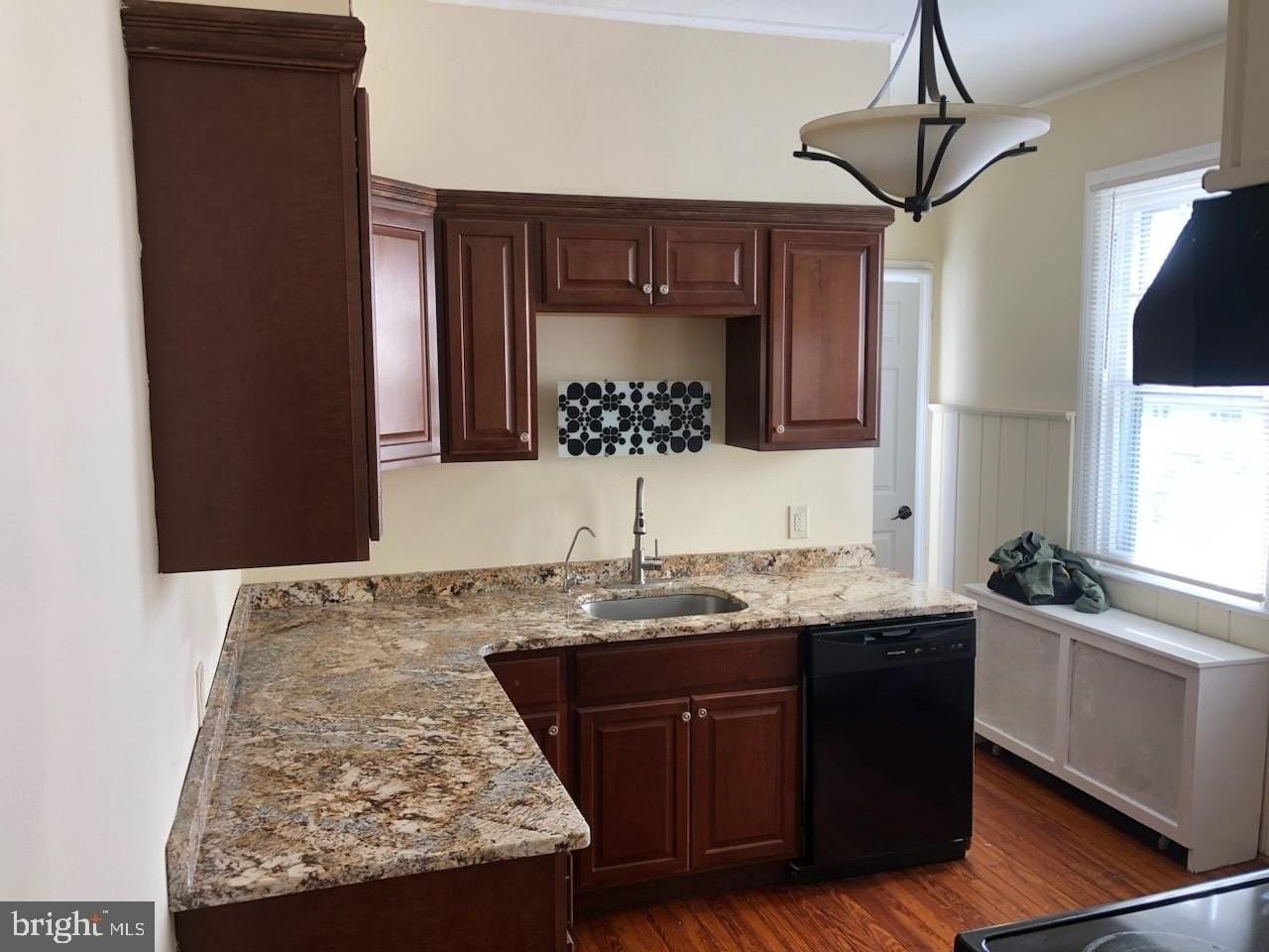 1085 Highland Ave - Photo 3 of 9