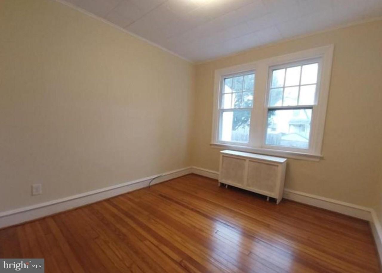 1085 Highland Ave - Photo 6 of 9