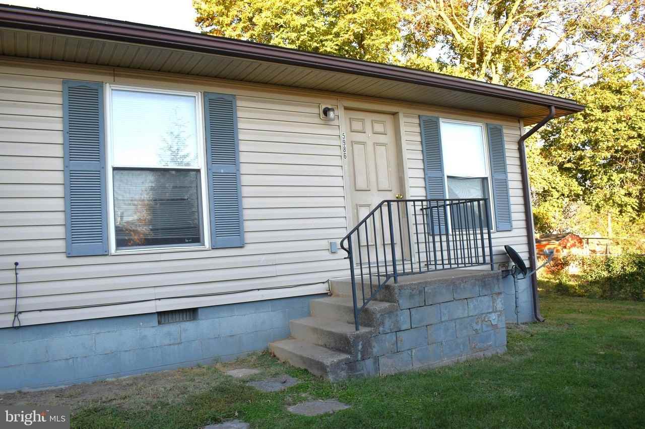 5986 Broad St - Photo 2 of 11