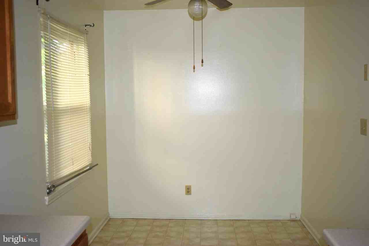 5986 Broad St - Photo 5 of 11