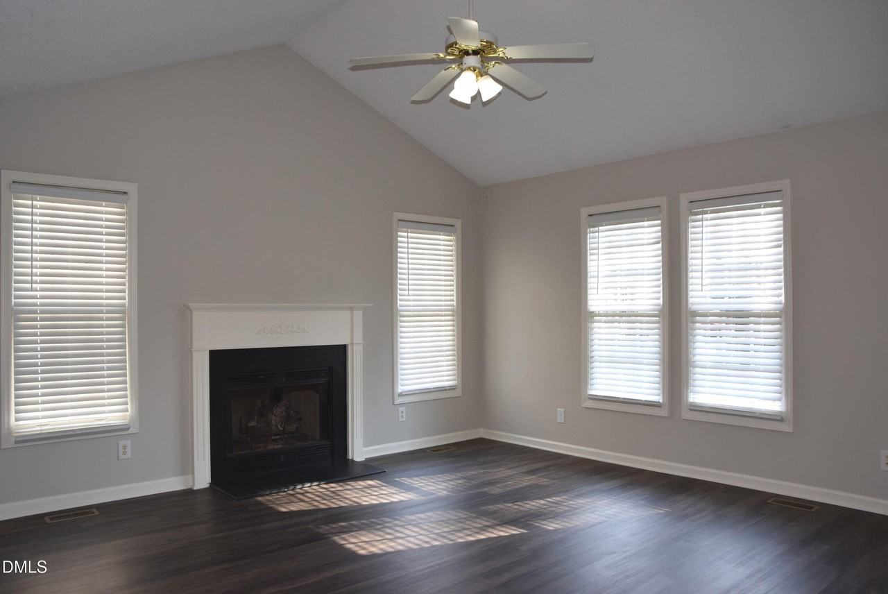 105 Martins Point Pl - Photo 6 of 38