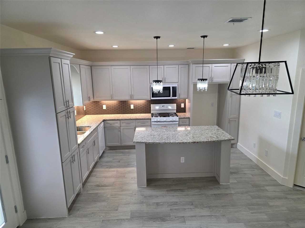 2142 De Soto St - Photo 4 of 30