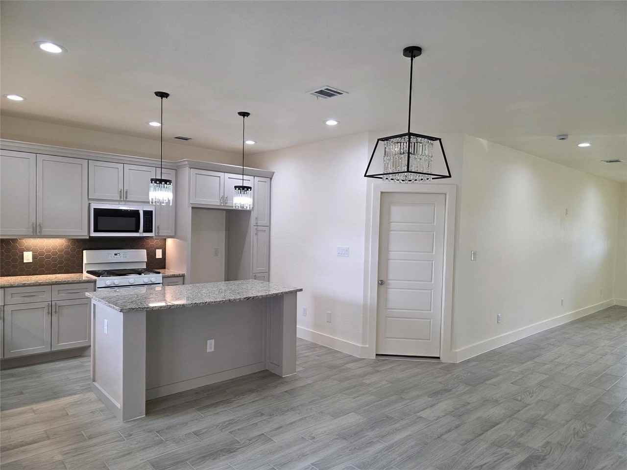 2142 De Soto St - Photo 5 of 30