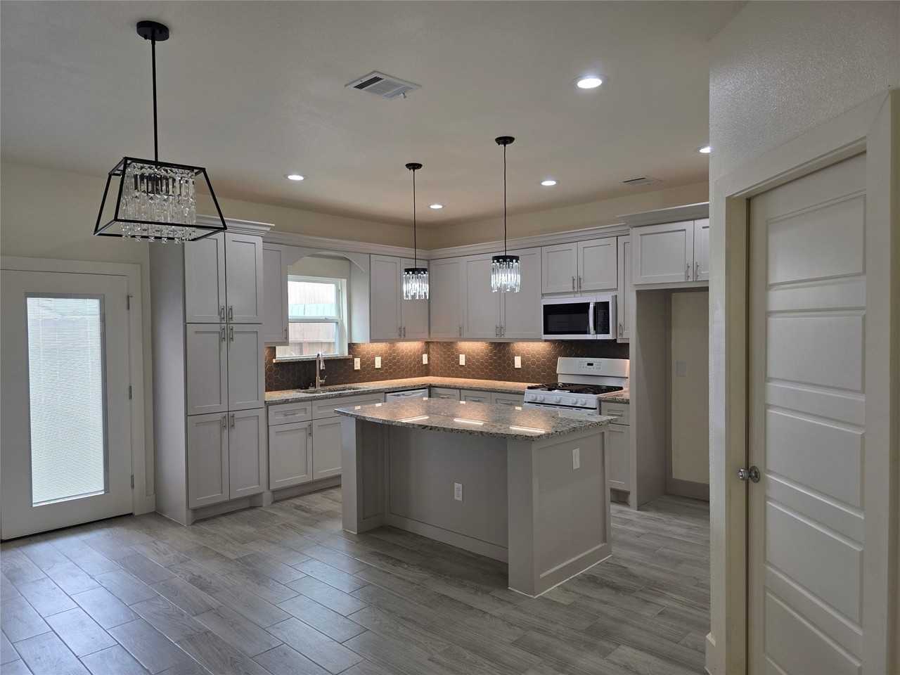 2142 De Soto St - Photo 7 of 30