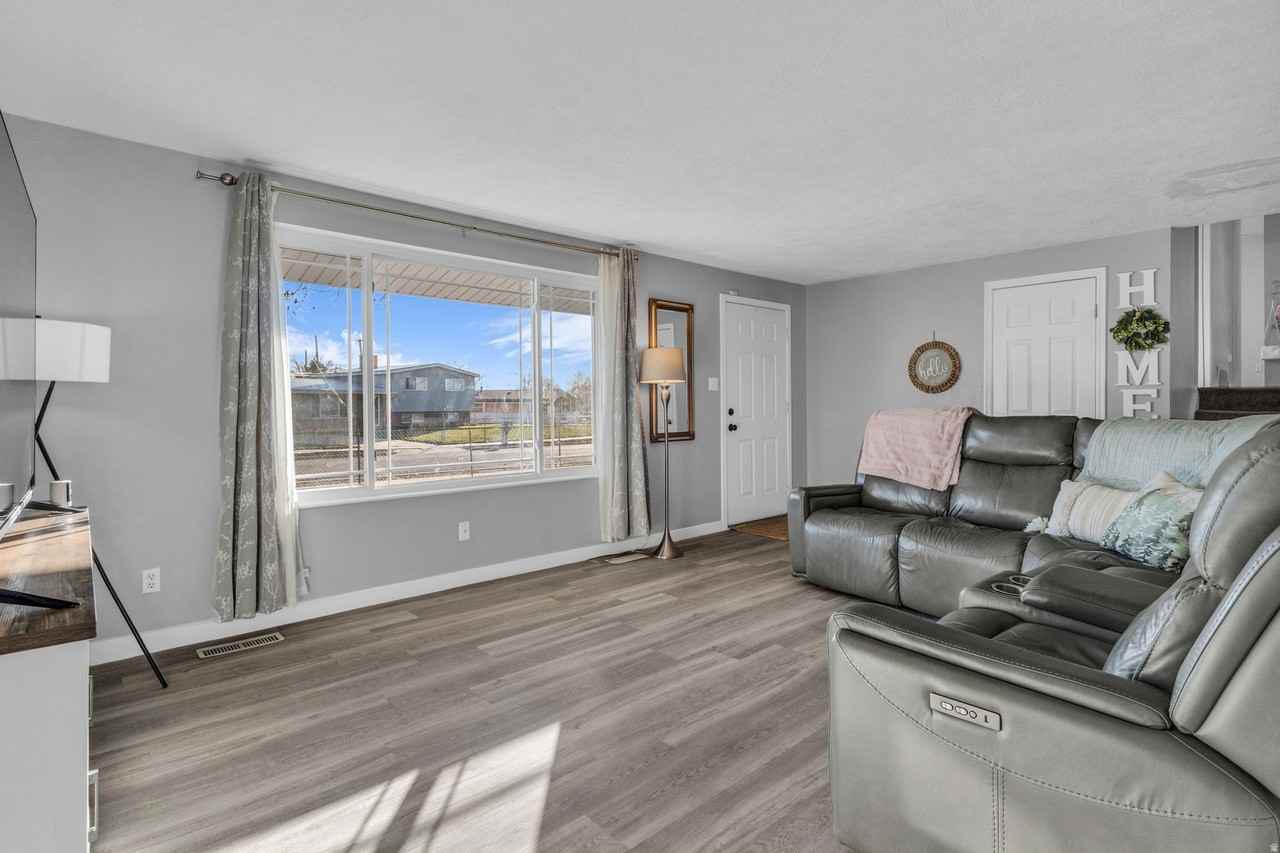 1992 W Afton Cir - Photo 2 of 22