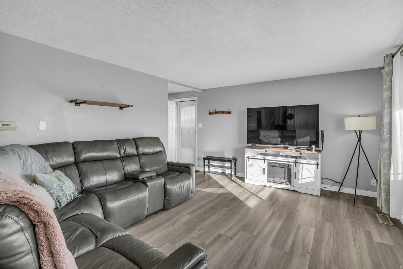 1992 W Afton Cir - Photo 3 of 22