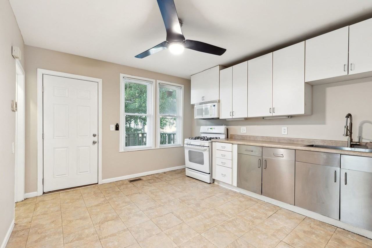 1028 W Roscoe St Apt 1 #1 - Photo 7 of 18