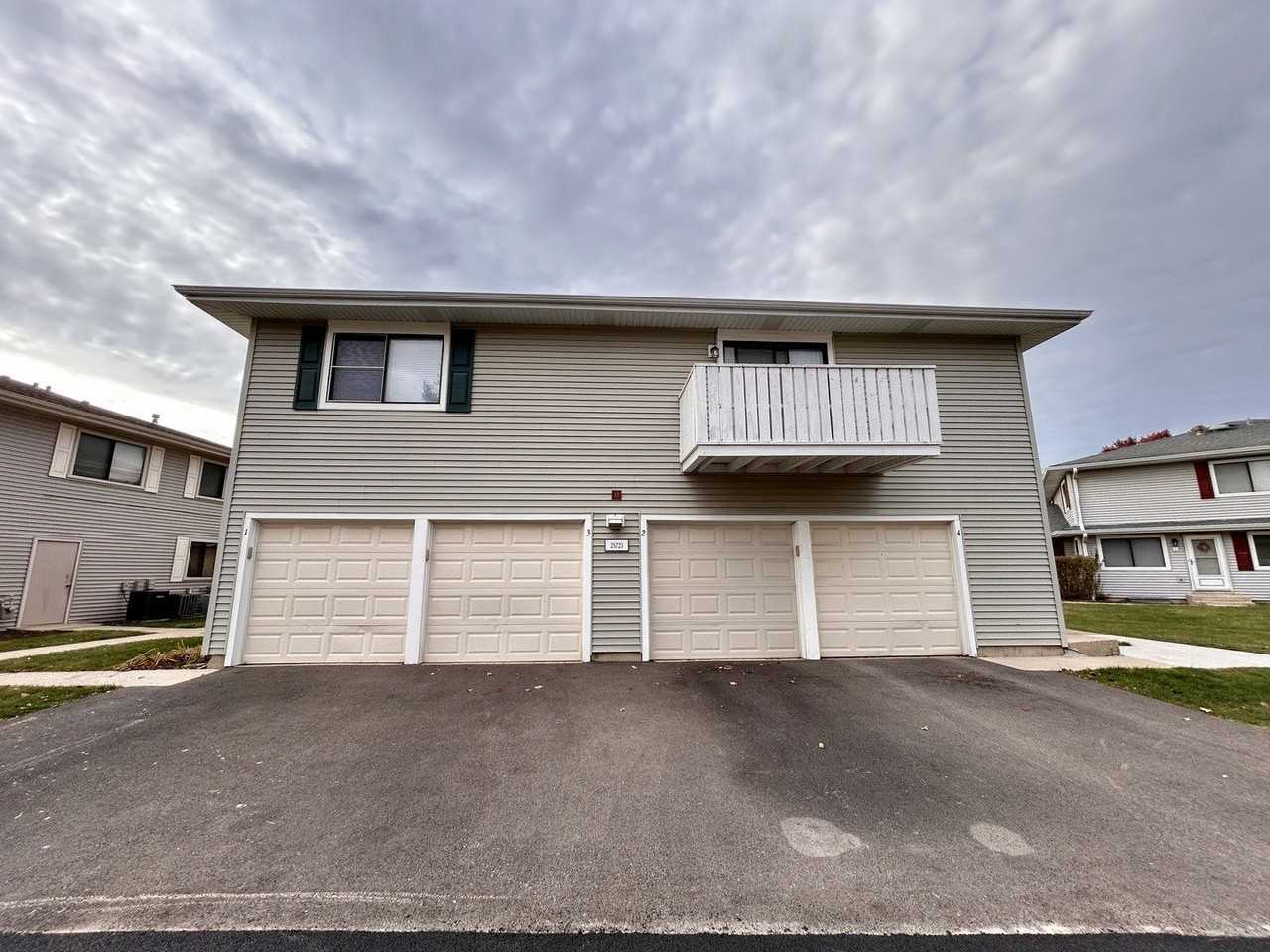 2S723 Winchester Cir E Unit 3 #3 - Photo 3 of 15