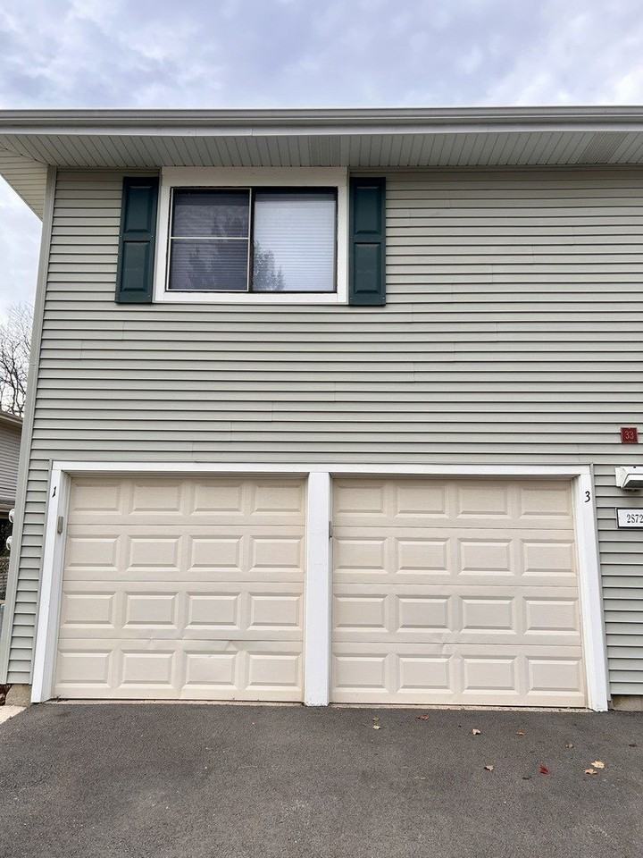 2S723 Winchester Cir E Unit 3 #3 - Photo 4 of 15