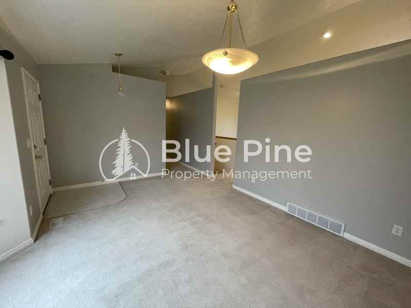 3863 Ridgeview Cir - Photo 3 of 28