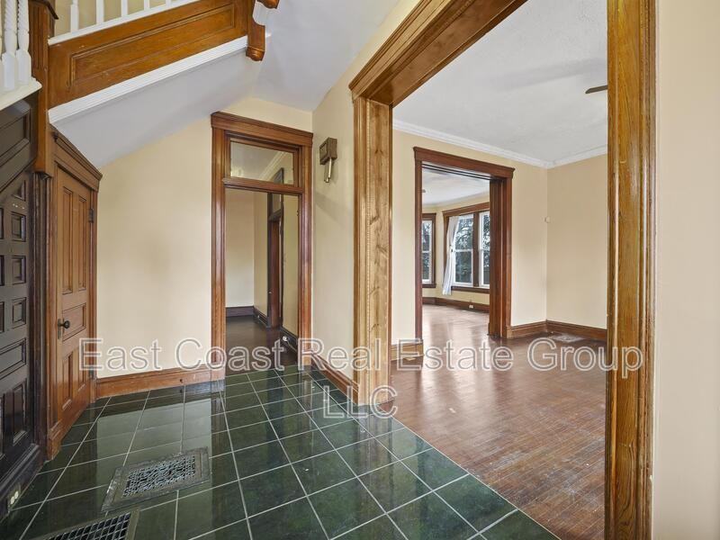 448 Summit Ave - Photo 5 of 44