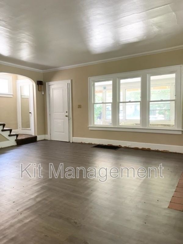 3722 Homewood Ave - Photo 4 of 11