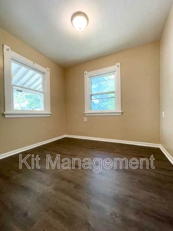 3722 Homewood Ave - Photo 5 of 11