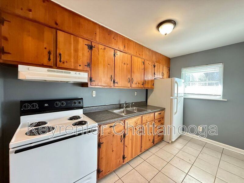 221 Robert E Lee St #A - Photo 4 of 9