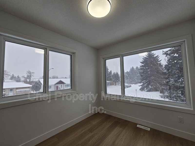 10698 61 St Nw #UP - Photo 2 of 23
