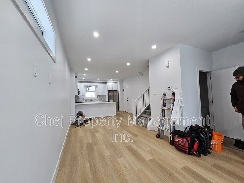 10698 61 St Nw #UP - Photo 3 of 23