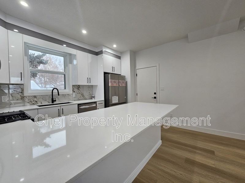 10698 61 St Nw #UP - Photo 7 of 23