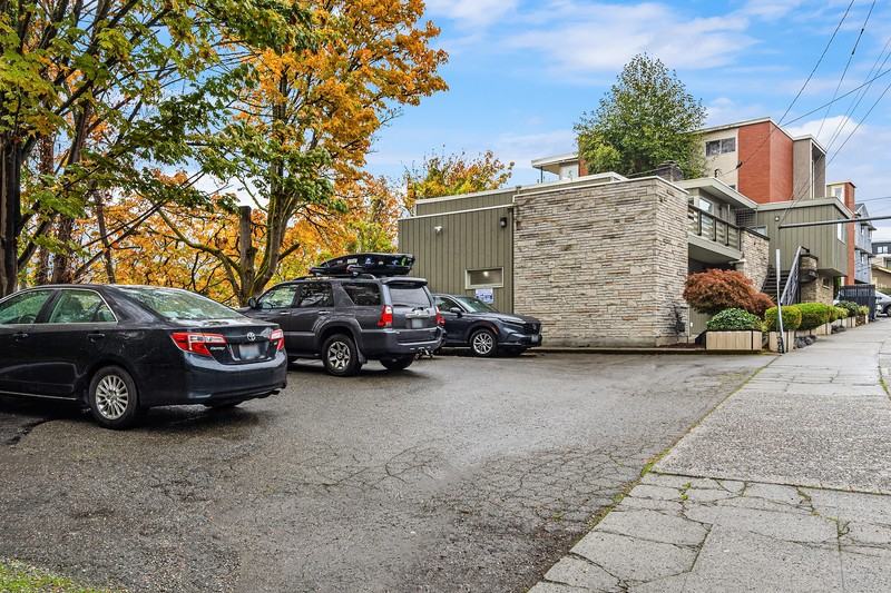 2564 Dexter Ave N - Photo 5 of 30