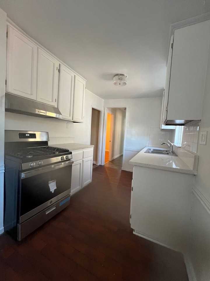 3210 Division St - Photo 4 of 7