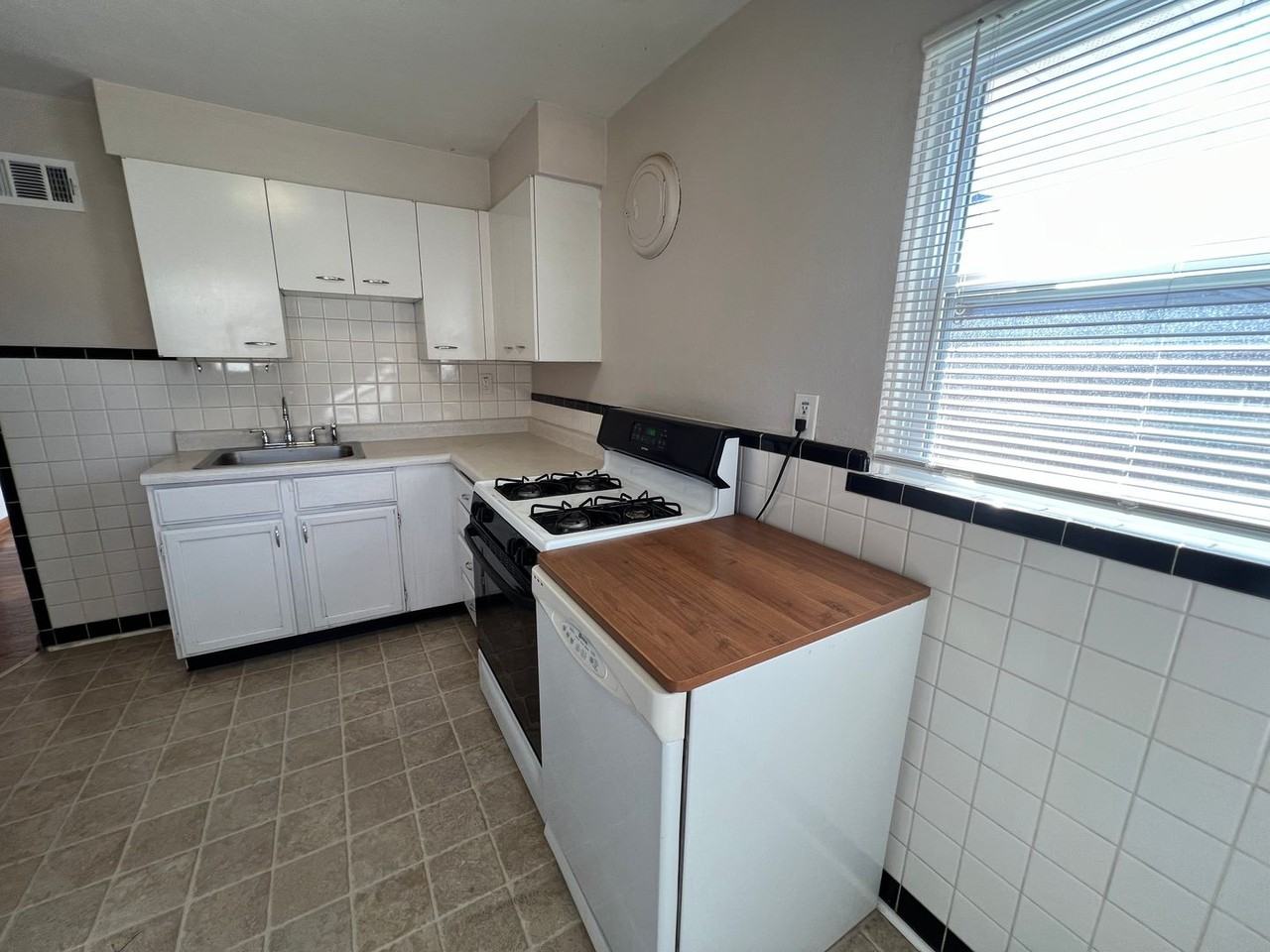 1509 Collins Ave - Photo 3 of 14