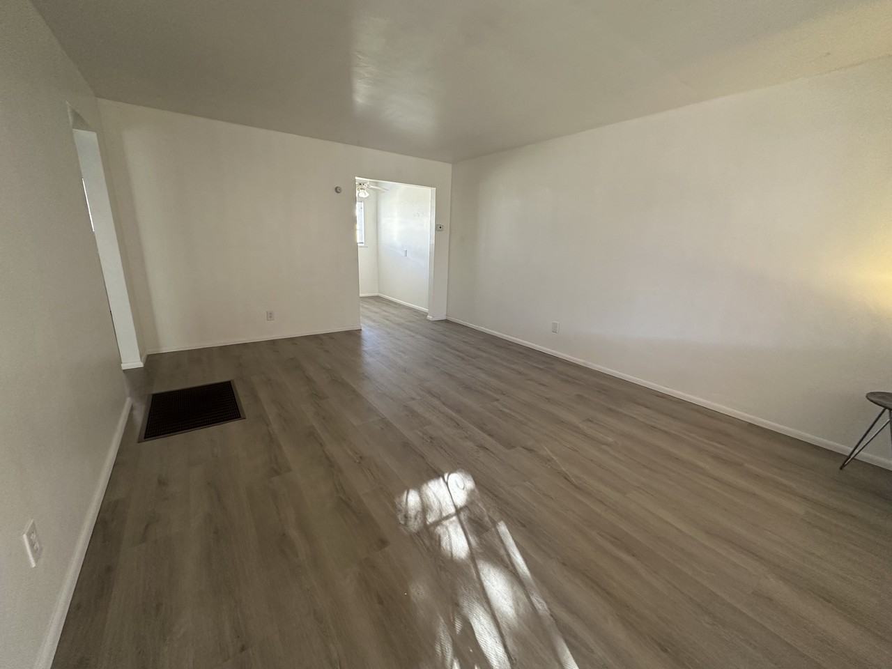 430 Monroe St Ne - Photo 5 of 23