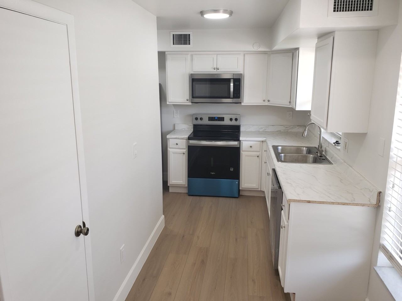 14027 Village View Dr - Photo 4 of 24