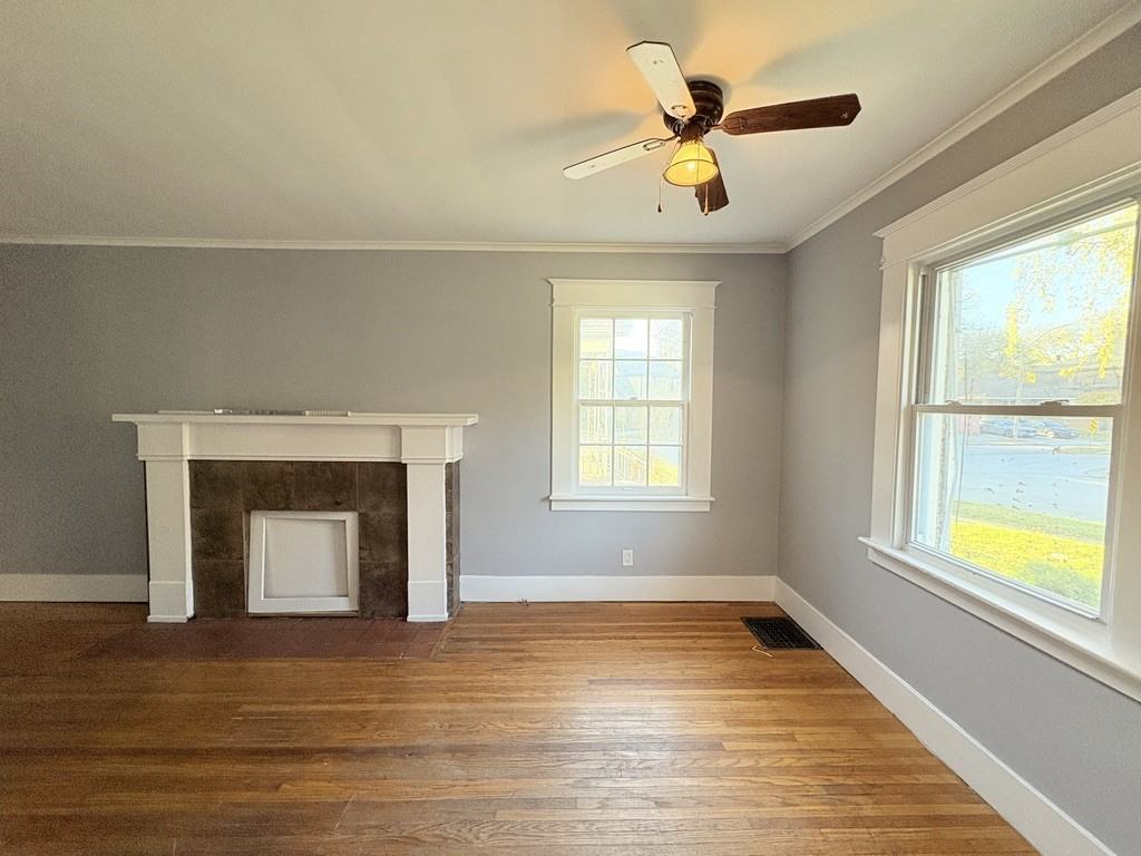 2973 Peter St - Photo 6 of 36