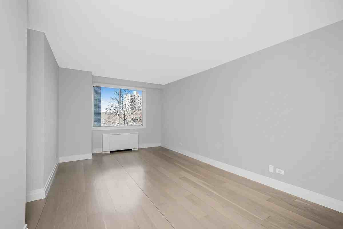3333 Henry Hudson Pkwy #4K - Photo 5 of 8
