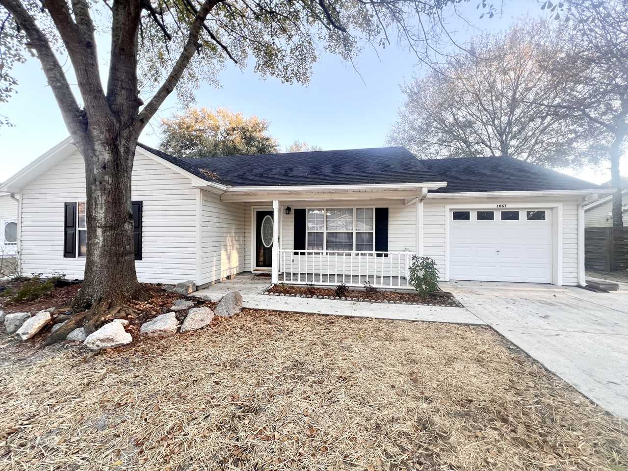 1067 Courtyard Dr - Photo 2 of 28