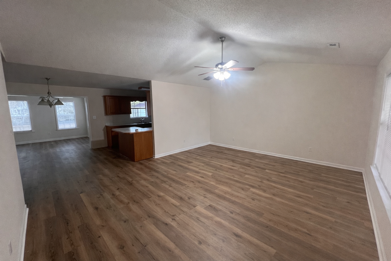 1067 Courtyard Dr - Photo 3 of 28