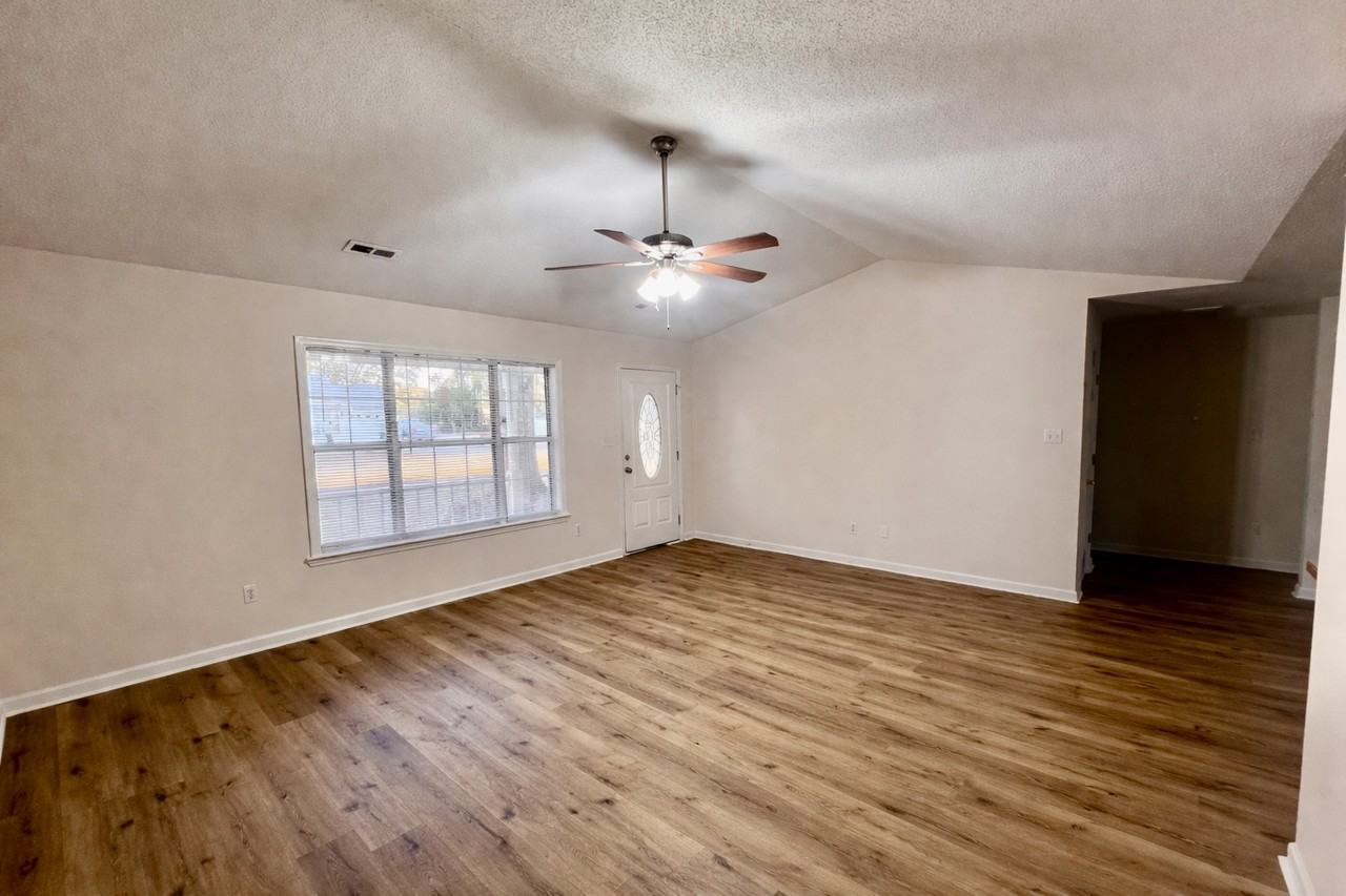 1067 Courtyard Dr - Photo 4 of 28