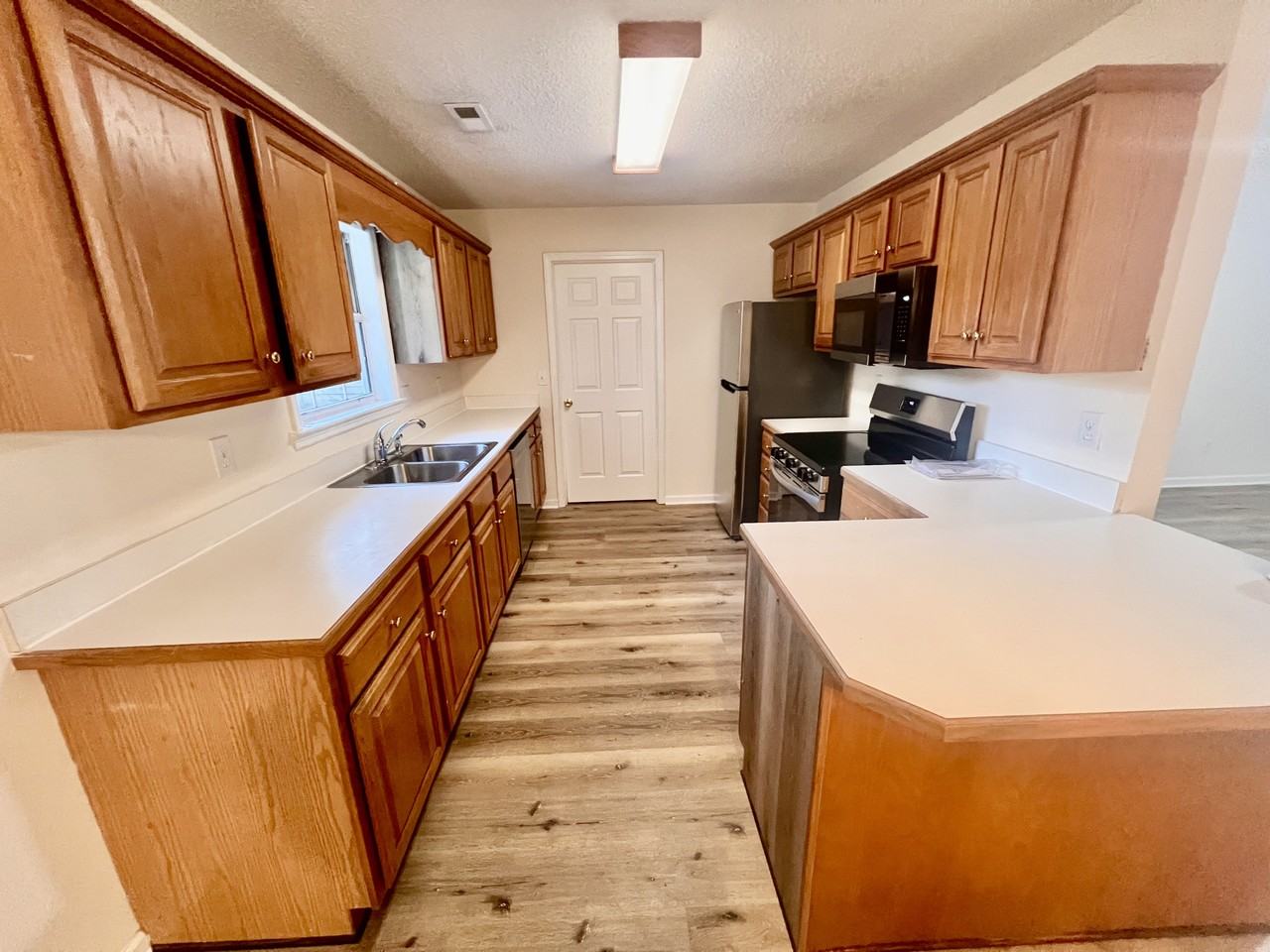 1067 Courtyard Dr - Photo 6 of 28