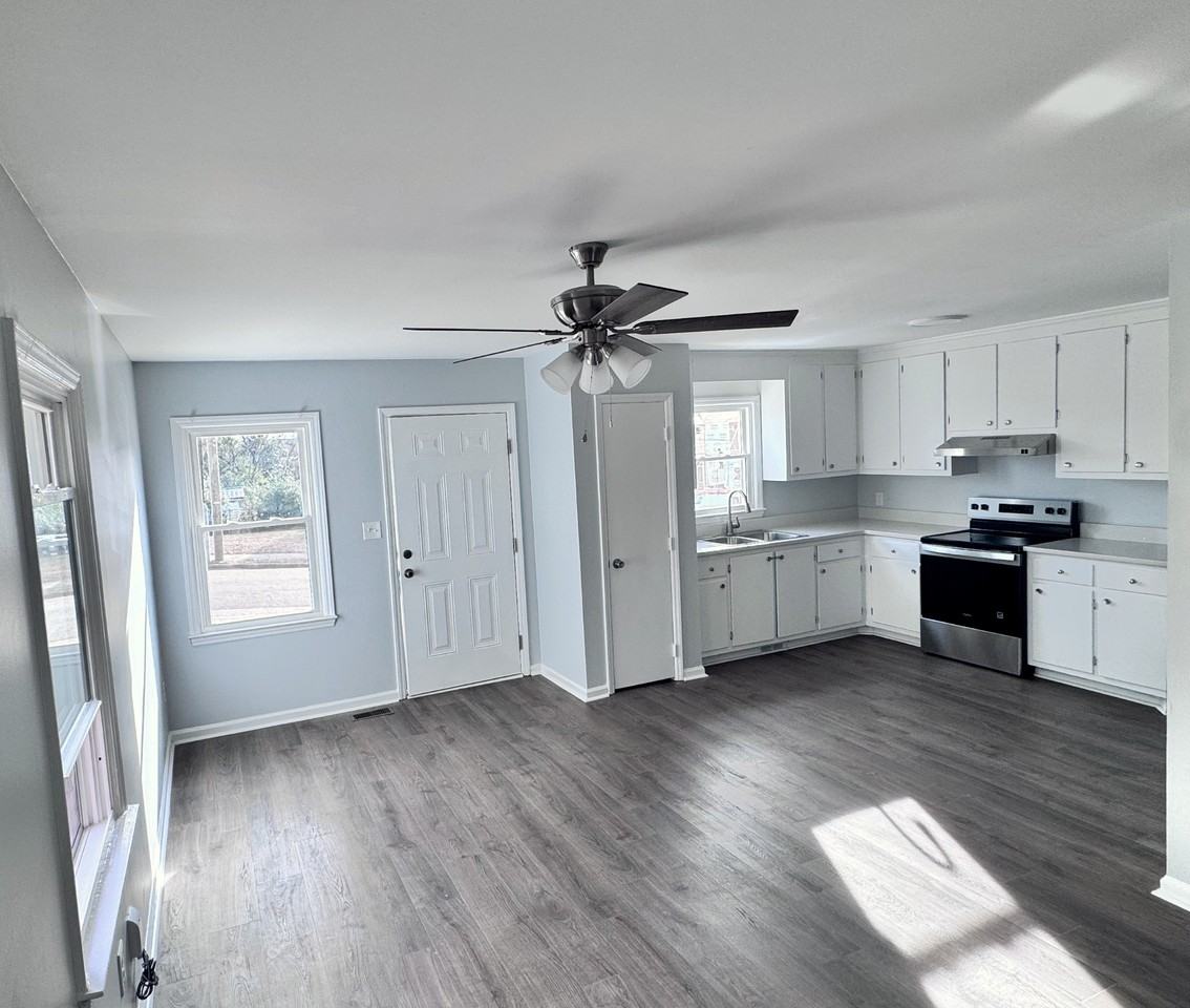 1005 Cole St #B - Photo 3 of 9