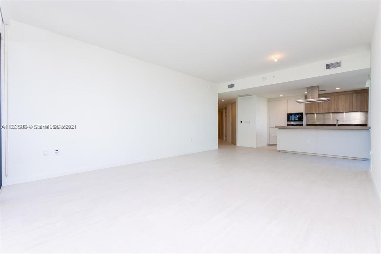 Brickell Plaza & SE 10th St - Photo 5 of 23