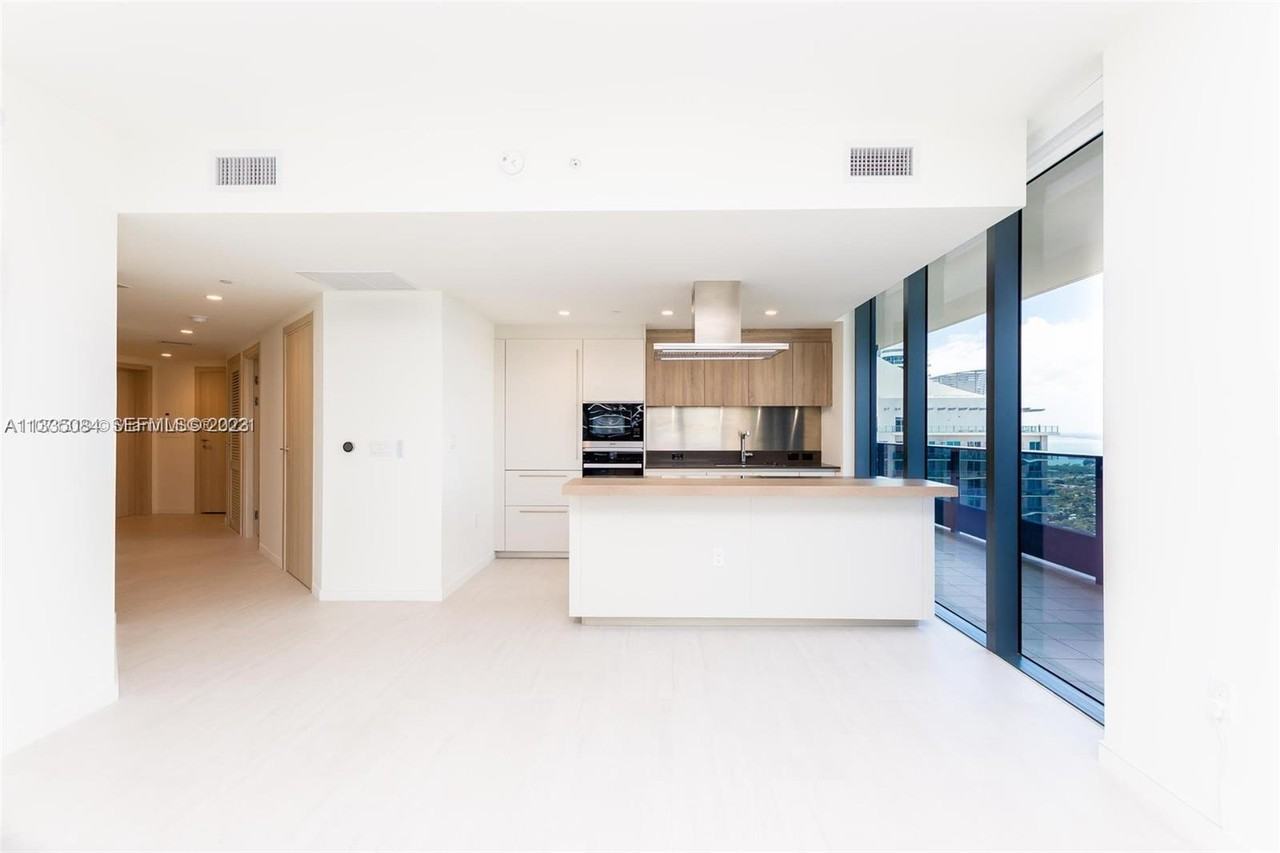 Brickell Plaza & SE 10th St - Photo 2 of 23