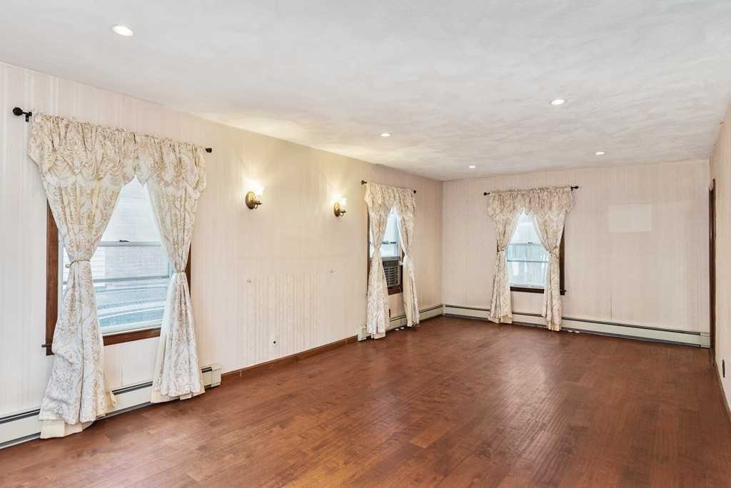 93 Sylvia St - Photo 4 of 17