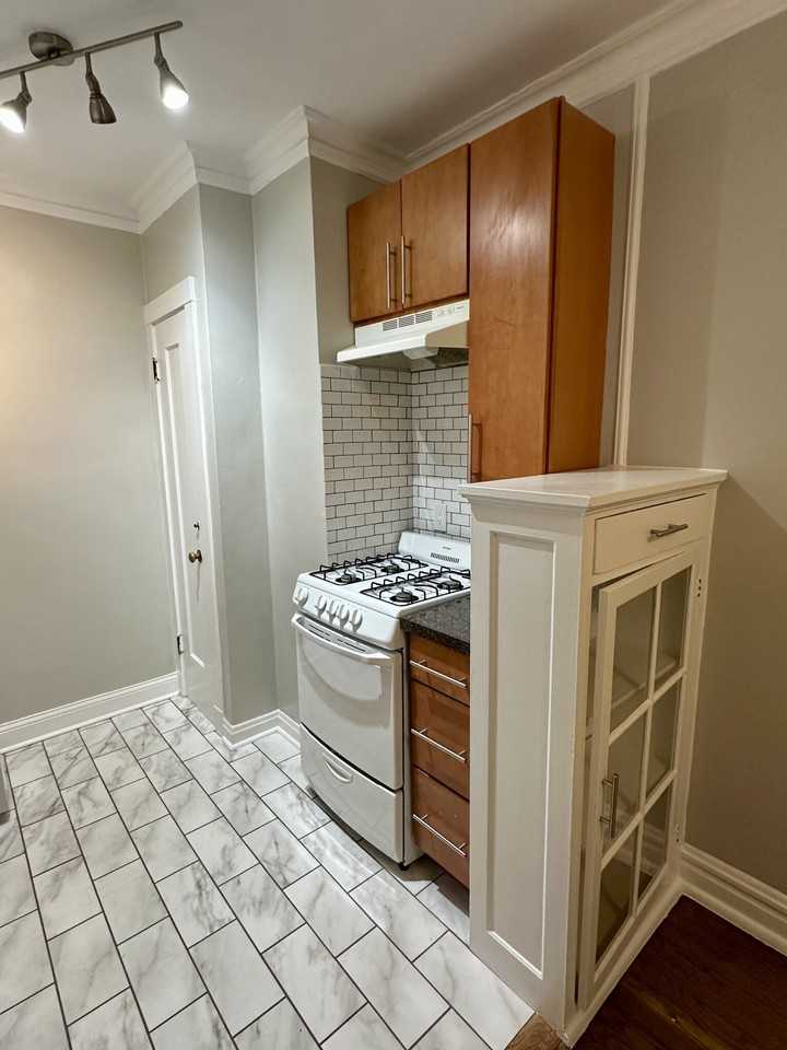 6226 N Clark St #3A - Photo 5 of 10