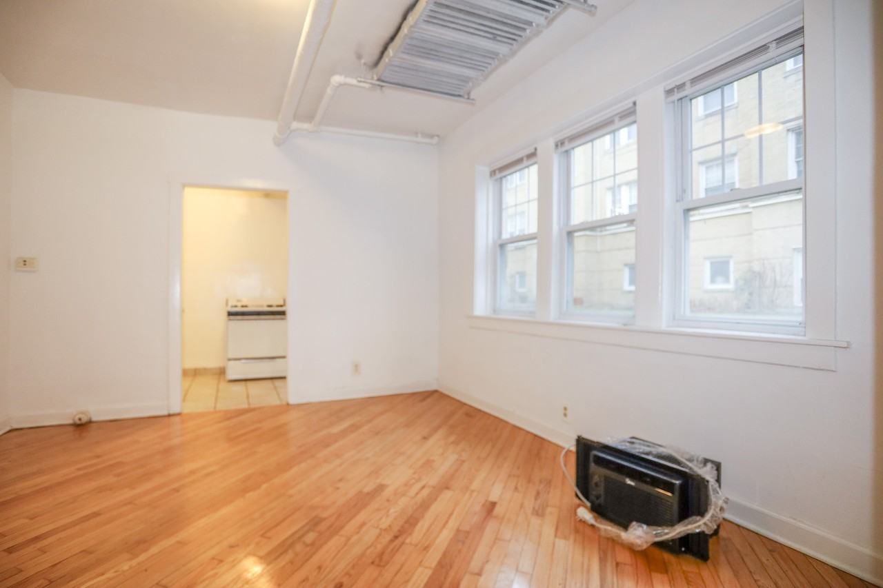 2453 W Gunnison St #G - Photo 2 of 11