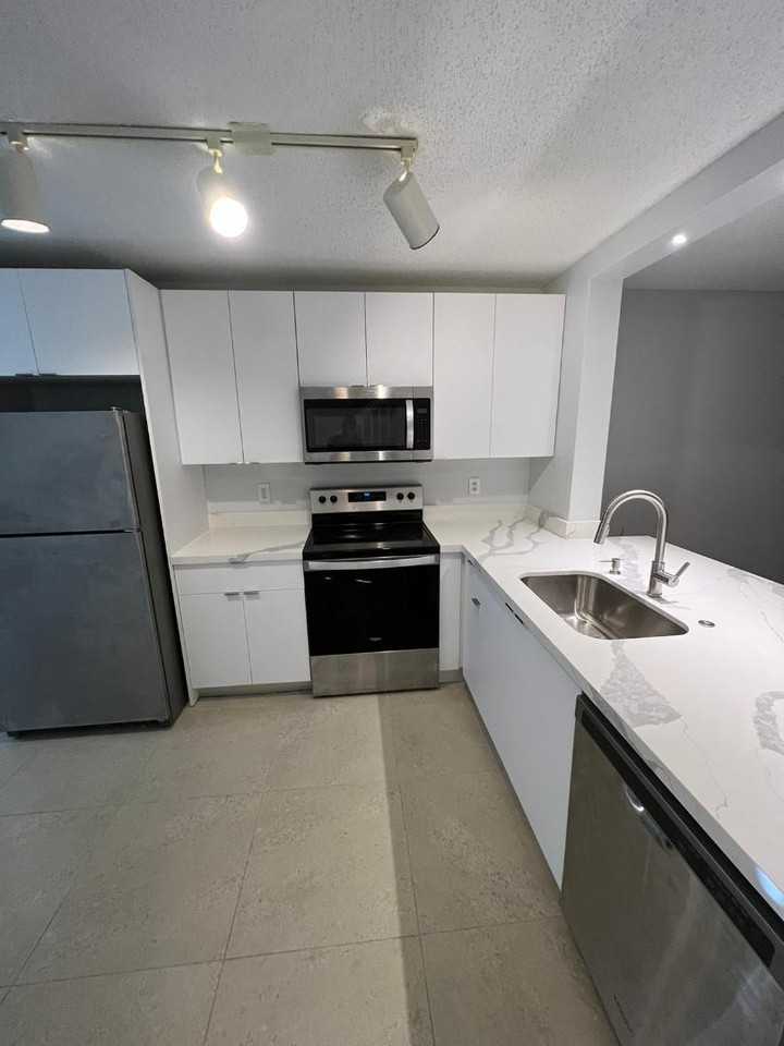 4160 Nw 67th Ter - Photo 7 of 20