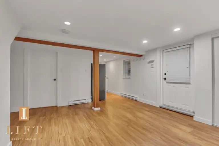 130 Kings Rd E - Photo 2 of 10