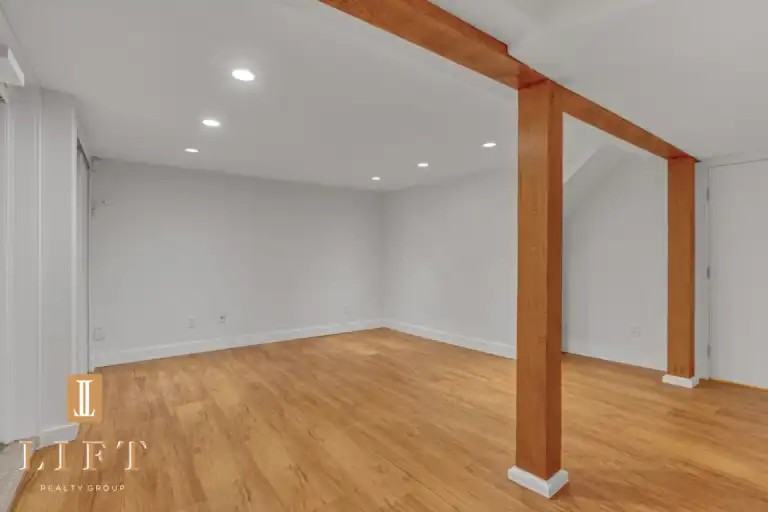 130 Kings Rd E - Photo 3 of 10