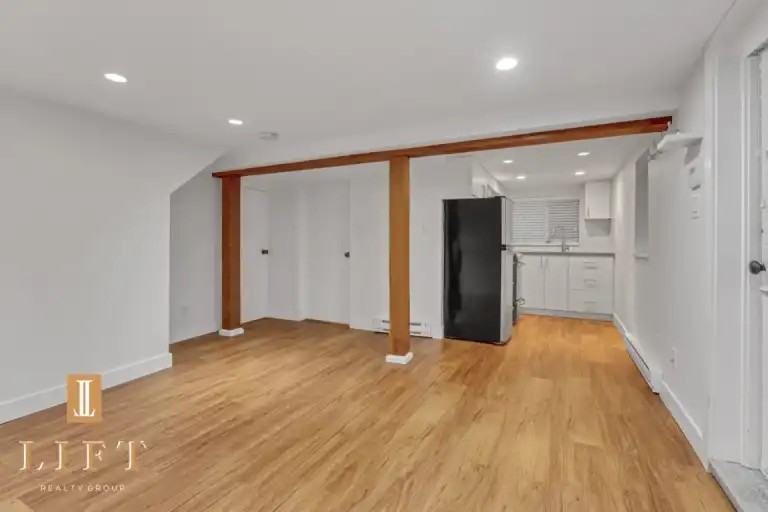 130 Kings Rd E - Photo 4 of 10