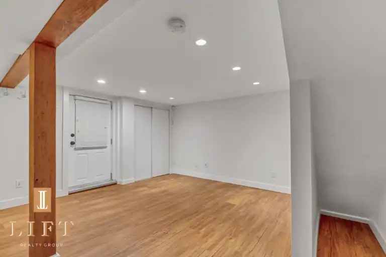 130 Kings Rd E - Photo 6 of 10