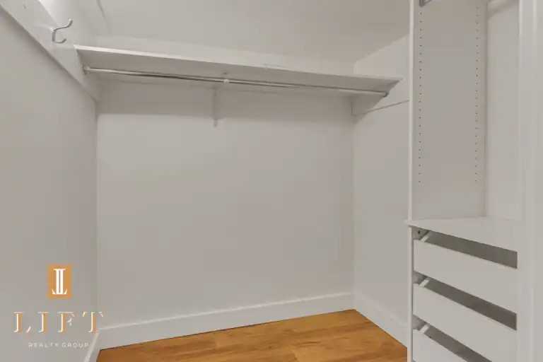 130 Kings Rd E - Photo 7 of 10