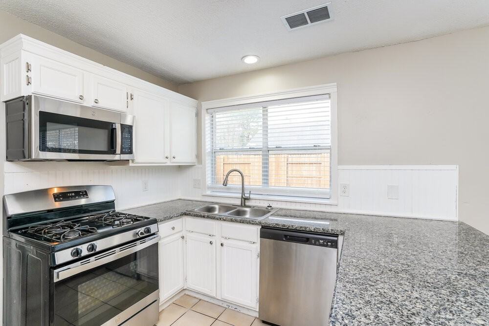 18162 Holly Green Dr - Photo 6 of 17