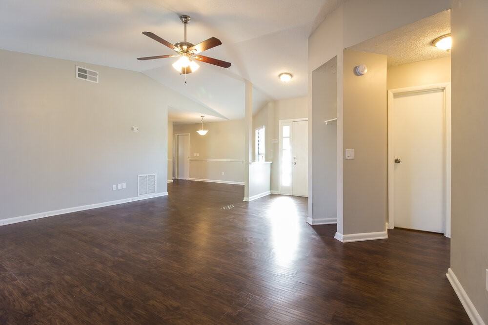 431 Surrey Run - Photo 3 of 14