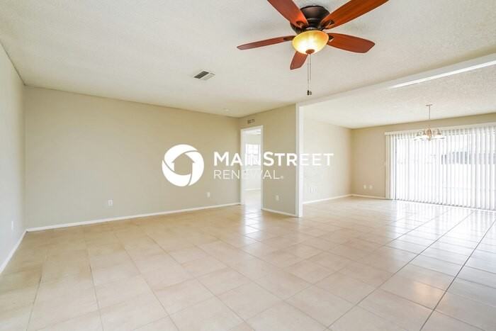 605 Se 35th St - Photo 2 of 16