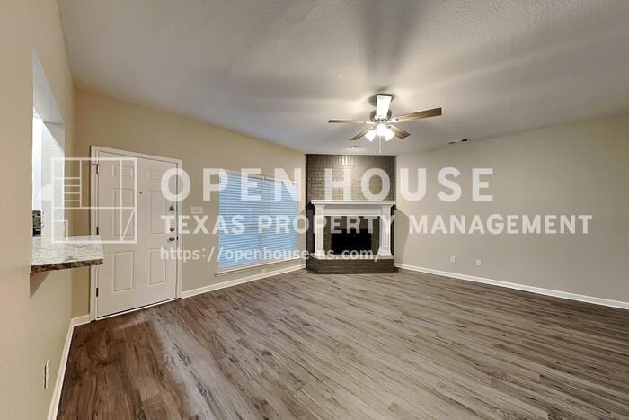 1102 Hall Dr - Photo 4 of 24