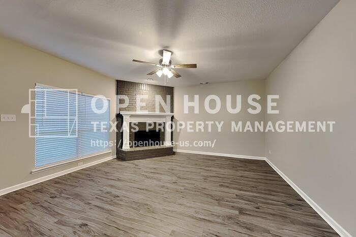 1102 Hall Dr - Photo 5 of 24